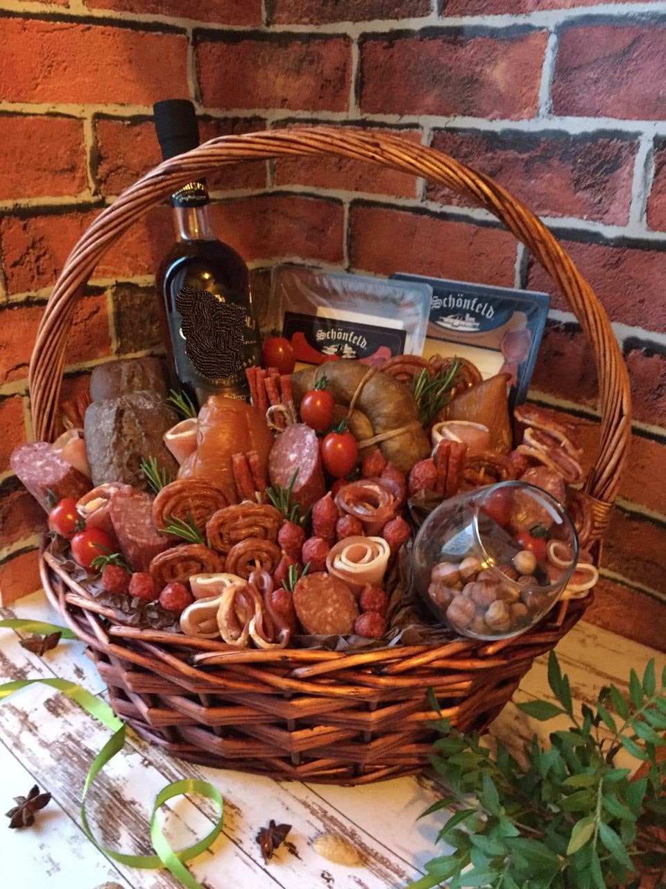 Съедобный букет 250. Корзина с сыром и орехами и колбасами Съедобный букет 250. Корзина с сыром и орехами и колбасами
